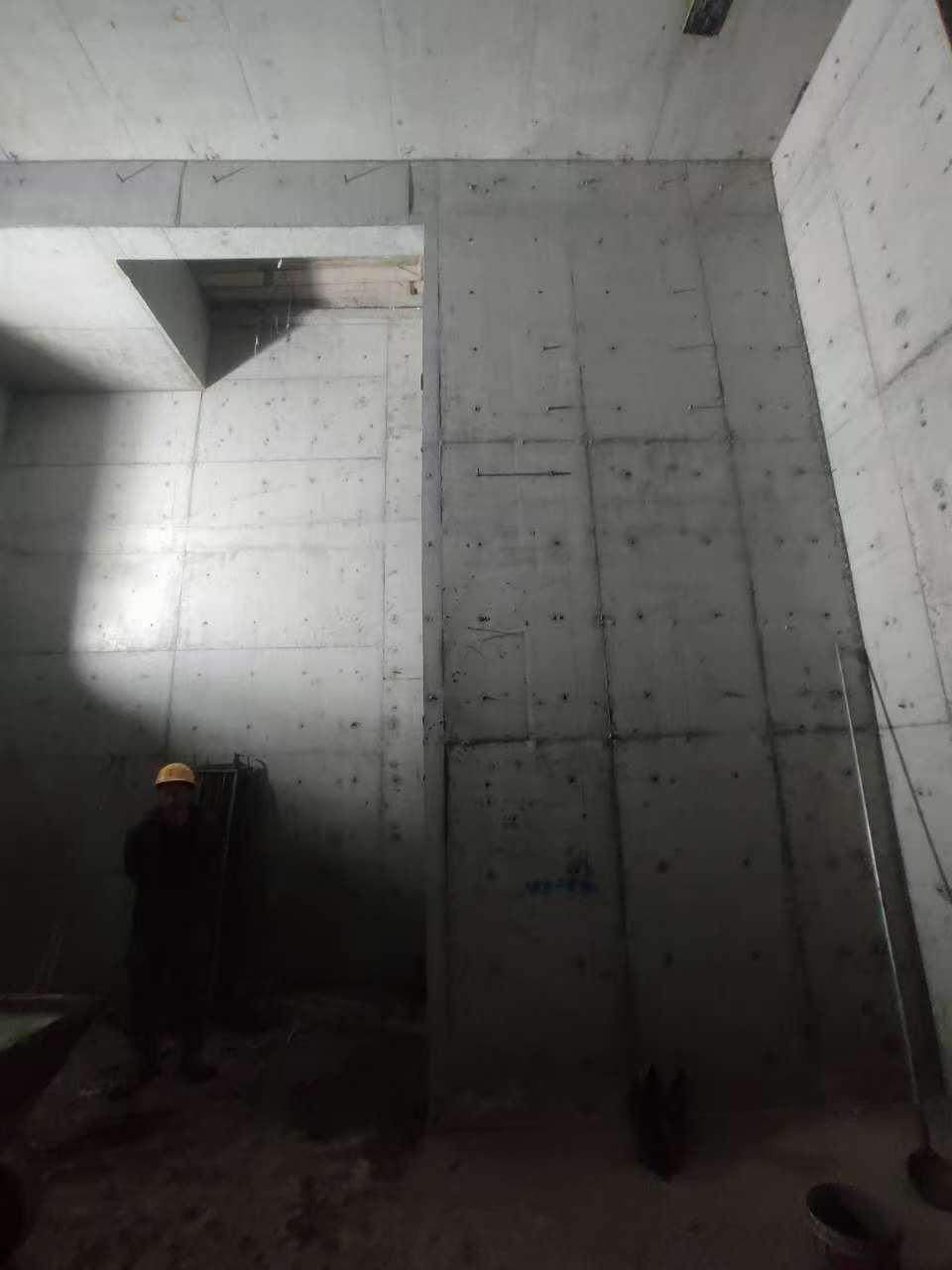 陵水墙上开槽钢筋断了有影响吗